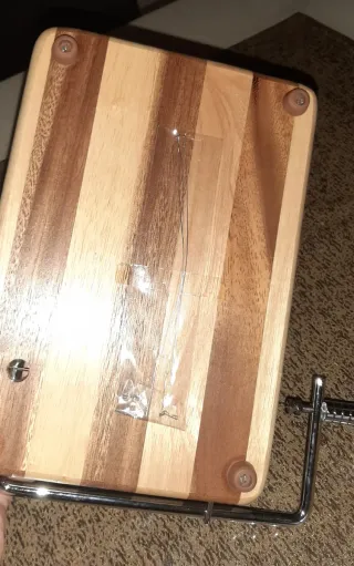 Tagliere per formaggi morbidi in legno e metallo