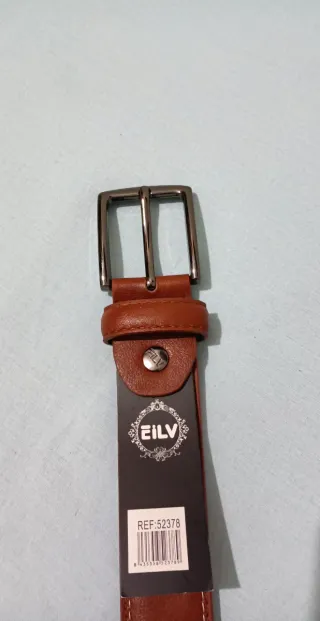 Cinturón de cuero marrón con hebilla