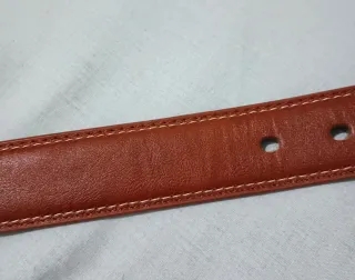 Cinturón de cuero marrón con hebilla