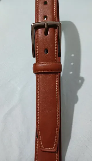 Cinturón de cuero marrón con hebilla