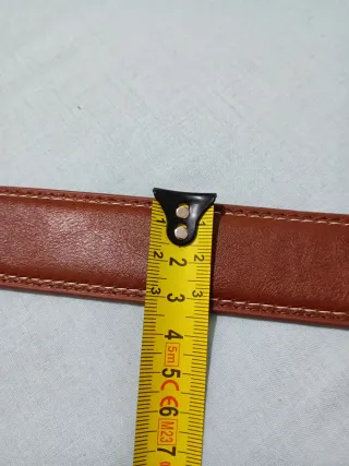 Cinturón de cuero marrón con hebilla