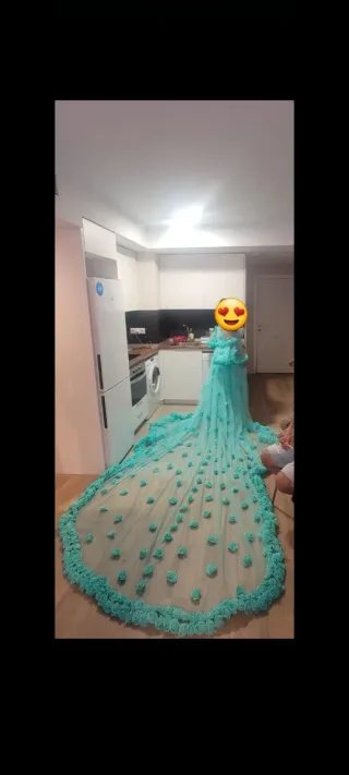 Zapatos dorados y abanico turquesa