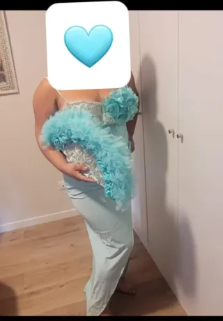 Zapatos dorados y abanico turquesa