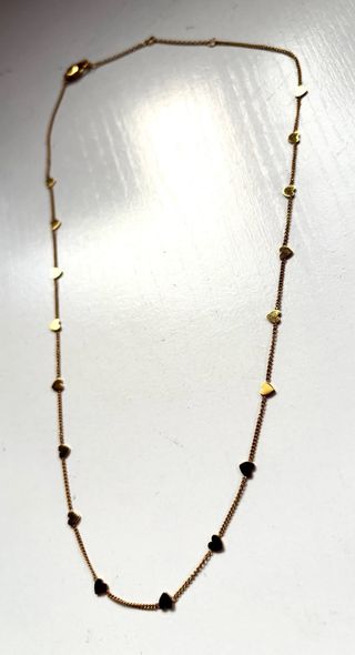 Elegante Gargantilla dorada con corazones