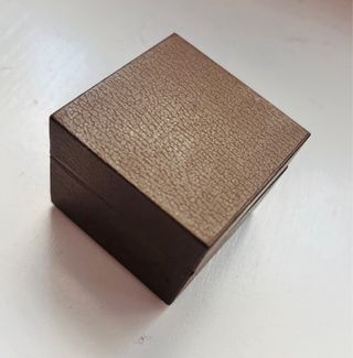 Elegante Gargantilla dorada con corazones