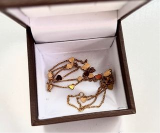 Elegante Gargantilla dorada con corazones