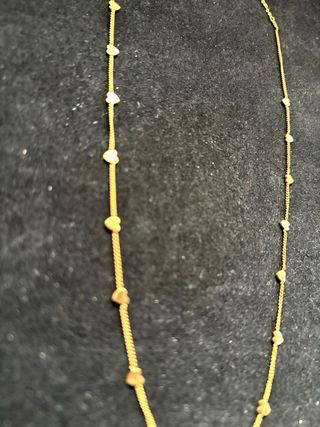 Elegante Gargantilla dorada con corazones