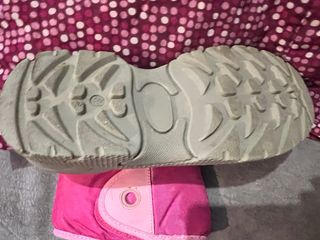 Pantalón térmico negro niña y camiseta botas nieve