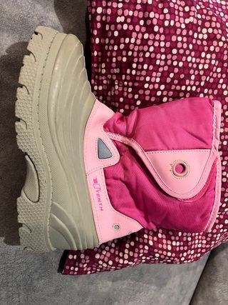 Pantalón térmico negro niña y camiseta botas nieve