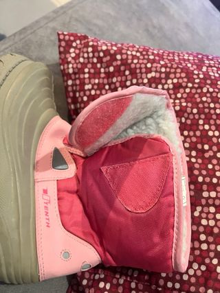 Pantalón térmico negro niña y camiseta botas nieve