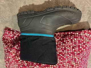 Pantalón térmico negro niña y camiseta botas nieve