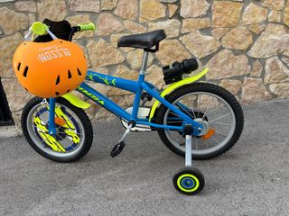 Bicicleta infantil azul con casco 5 a 8 años