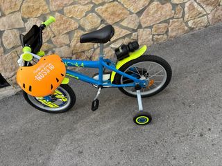 Bicicleta infantil azul con casco 5 a 8 años