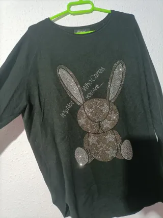 Jersey Negro con Estampado de Conejo Brillante Tal