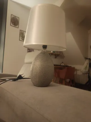 Lámpara de mesa beige y plateada