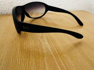 Gafas de sol Ray-Ban negras y marrones