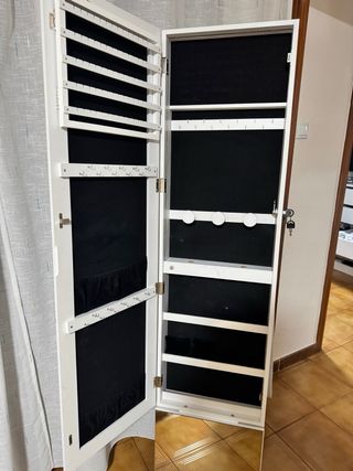 Armario joyero giratorio con espejo.