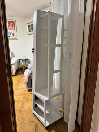 Armario joyero giratorio con espejo.