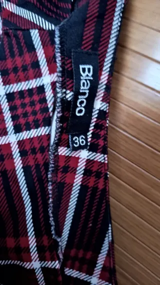 Vestido largo ajustado de cuadros rojo y negro