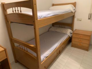 Litera de madera con cajones