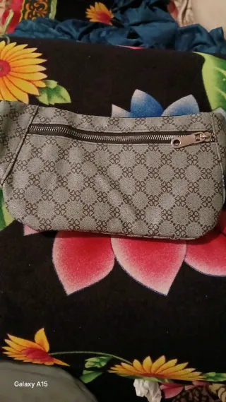 Riñonera con estampado monograma