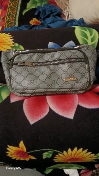 Riñonera con estampado monograma