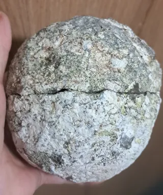 Geode aperto cristalli