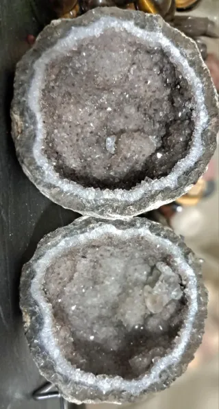 Geode aperto cristalli