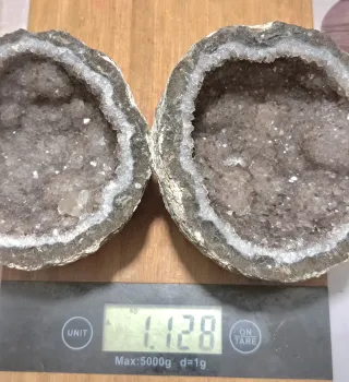 Geode aperto cristalli