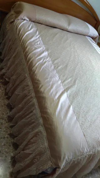 Colcha beige bordada para cama de 135