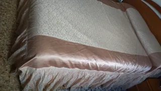 Colcha beige bordada para cama de 135