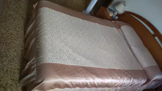 Colcha beige bordada para cama de 135