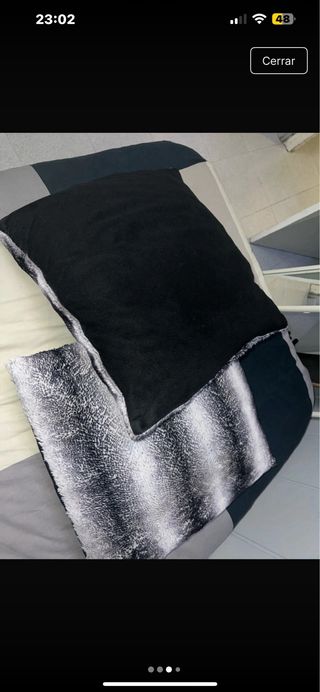 Cojines decorativos grises y blancos