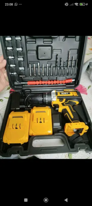 Taladro a batería con accesorios