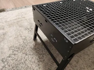 Barbecue pieghevole in metallo nero