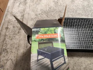 Barbecue pieghevole in metallo nero