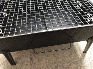 Barbecue pieghevole in metallo nero