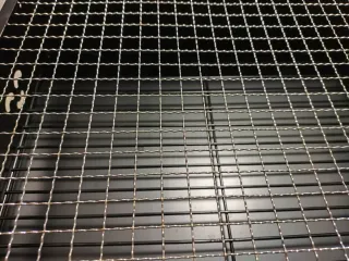 Barbecue pieghevole in metallo nero