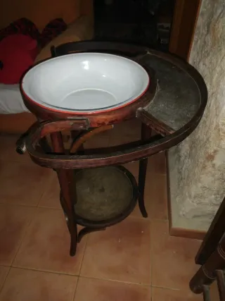 Lavamanos antiguo de madera.