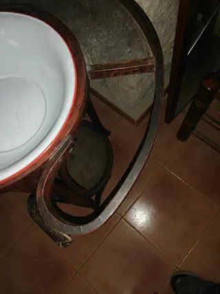 Lavamanos antiguo de madera.