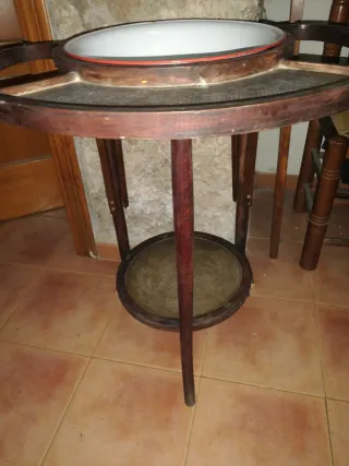Lavamanos antiguo de madera.