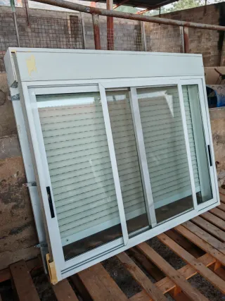 Ventana corredera con persiana