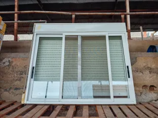 Ventana corredera con persiana