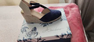 Sandalias cuña azul y beige