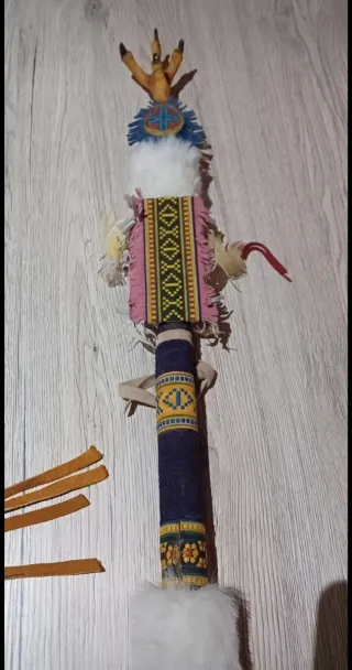 Adorno nativo americano con garra de águila