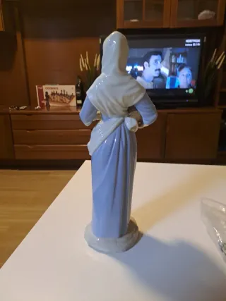 Muñeca de porcelana con cesta