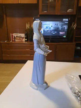 Muñeca de porcelana con cesta