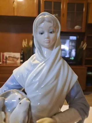Muñeca de porcelana con cesta