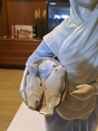 Muñeca de porcelana con cesta