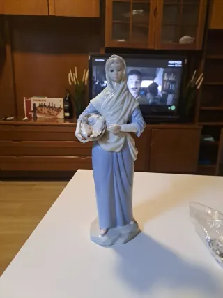 Muñeca de porcelana con cesta